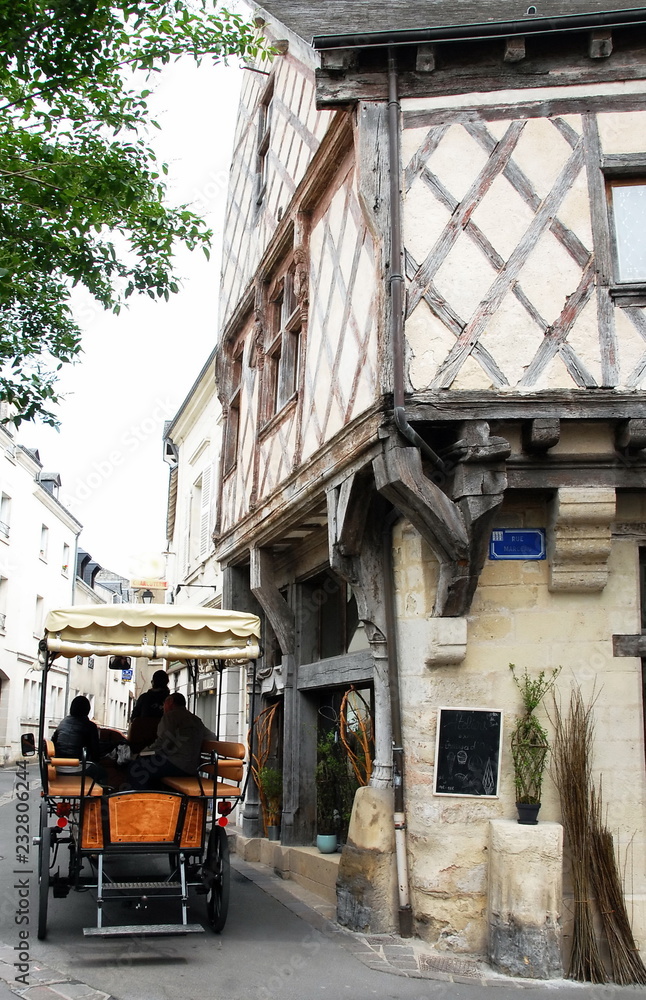 Ville de Chinon, ruelle du centre historique, maison à pans de bois et charrette touristique, département d'Indre-et-Loire, France