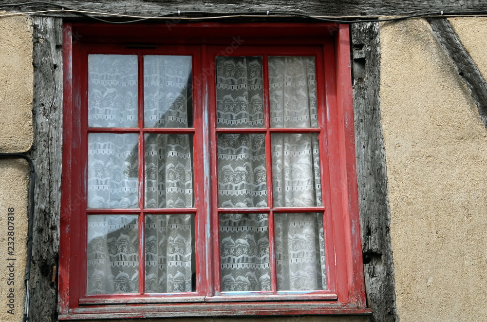Ville de Chinon, vieille fenêtre en bois rouge sur façade à colombages, département d'Indre et Loire, France