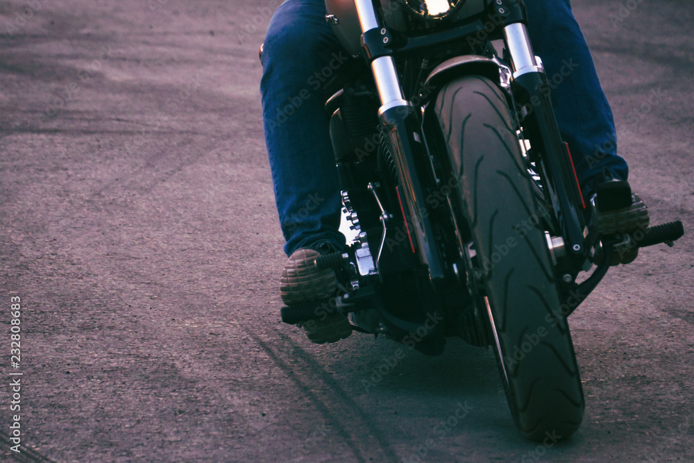 Obraz premium Biker iriding a motorcycle. Front view