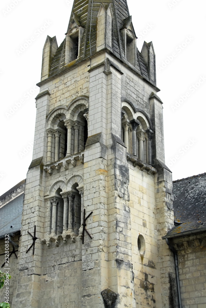 Fototapeta premium Ville de Chinon, clocher de l'église Saint-Maurice, département d'Indre et Loire, France