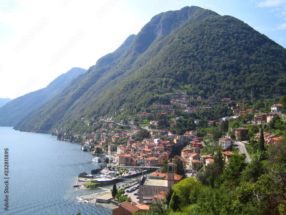 Lac de Côme, vue aérienne sur le village d'Argegno et les montagnes alentours (Italie)