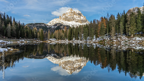 drei zinnen mountain lake reflektion
