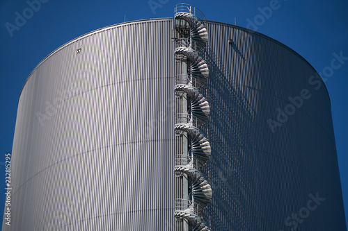 Wendeltreppe von einem Wärmespeicher in einem Heizkraftwerk - Detailaufnahme