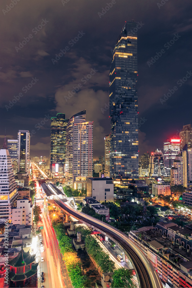 Fototapeta premium Bangkok business district cityscape with skyscraper at night, Thailand