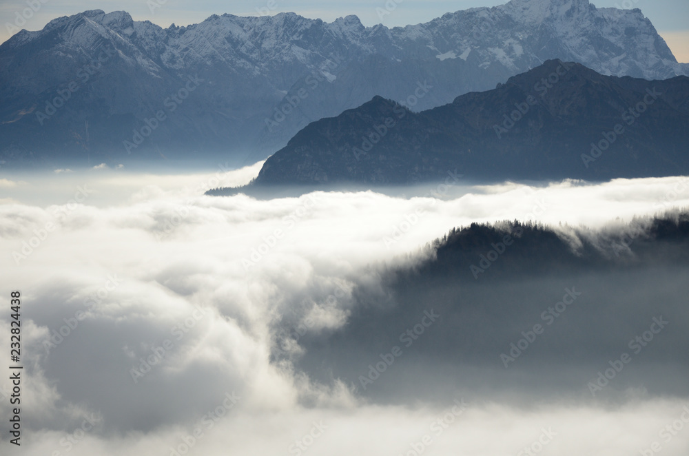 Fototapeta premium Berge im Nebel