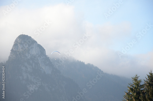 Paraglider in den Alpen photo