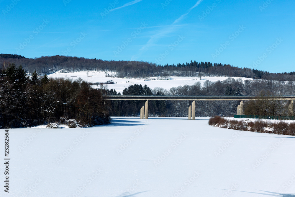 Obraz premium Biggesee winter, Vorbecken