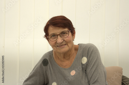 фотографія portrait de femme de 80 ans,moderne