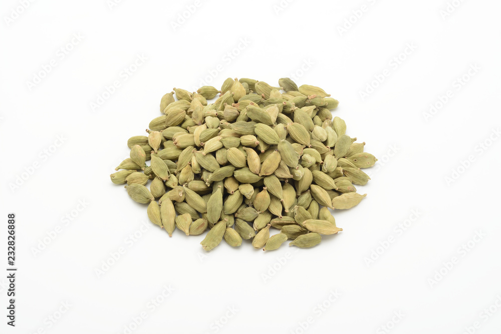 Cardamomo en grano sobre fondo blanco Cardamomo en grano sobre fondo blanco