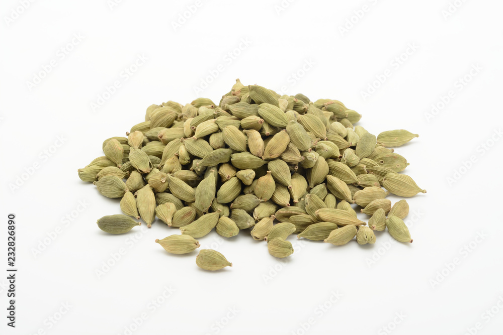 Cardamomo en grano sobre fondo blanco Cardamomo en grano sobre fondo blanco