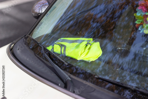 gilet jaune sur tableau de bord photo