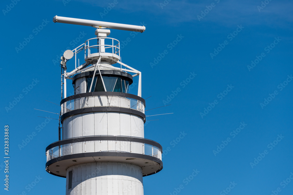Leuchtturm mit Antennen und Radaranlage Leuchtturm mit Antennen und Radaranlage
