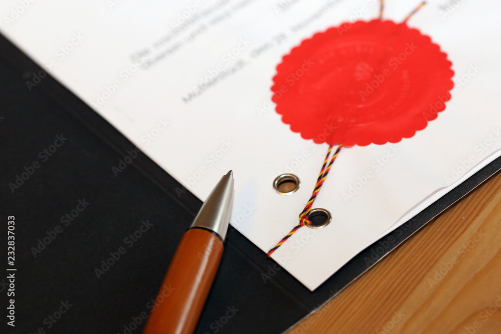 Notarieller Vertrag mit rotem Dienstsiegel Stock-Foto | Adobe Stock