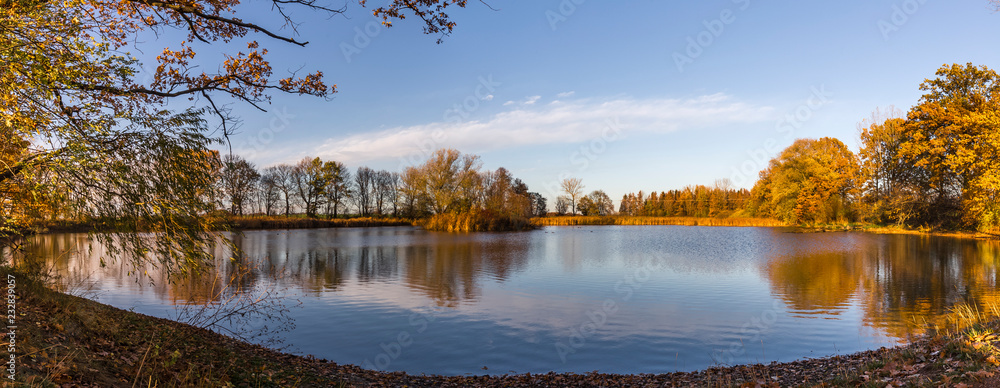 Obraz premium autumn at the lake