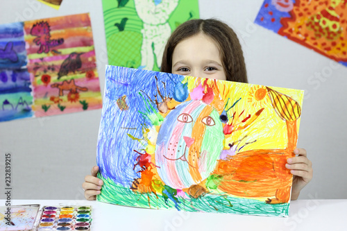 child draws a picture