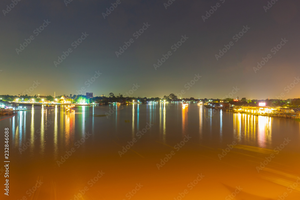 Obraz premium Night light and water reflection