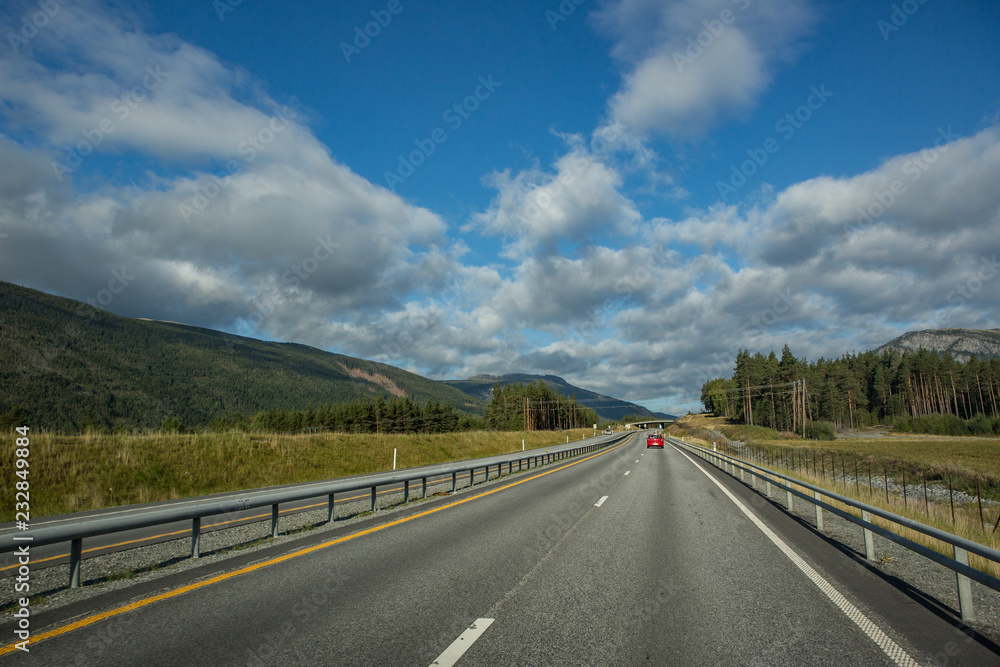 Einsame Straße im Herzen Norwegens