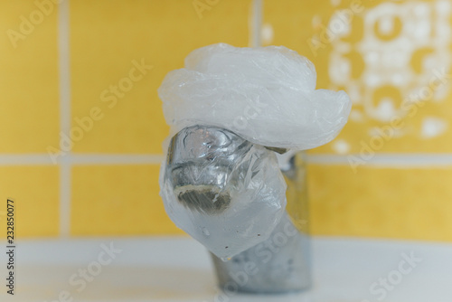 Wasserhahn entkalken mit Plastiktüte