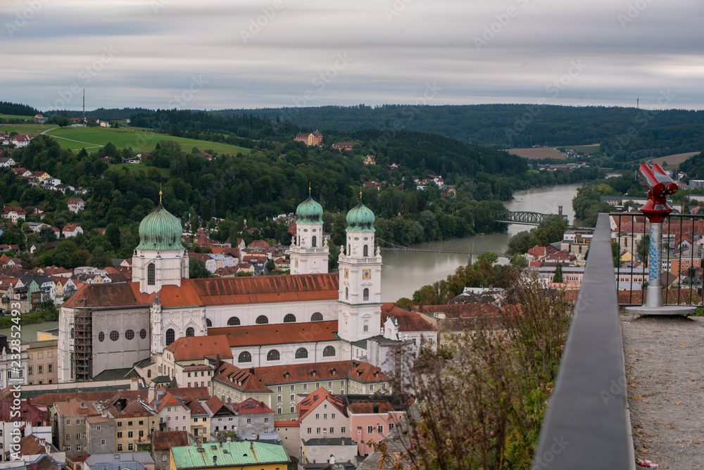 Luftaufnahme von Passau mit dem Dom im Vordergrund