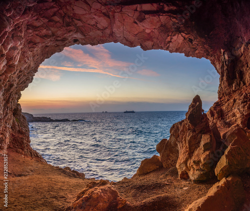 Sunset in a cave © marouso