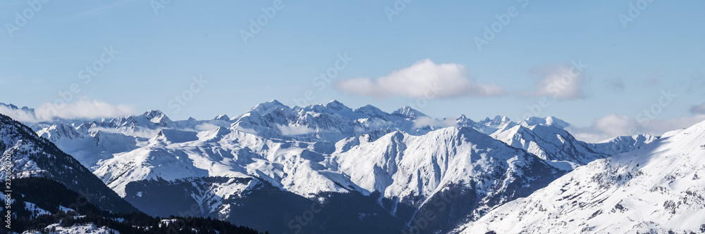 Naklejka premium Panoramic view of the Pyrenees covered with snow