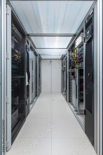 Cuadro en lienzo corridor of data processing service center environmental control