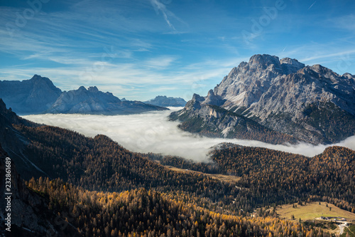 Mer de nuage sur les forêt des Dolomites