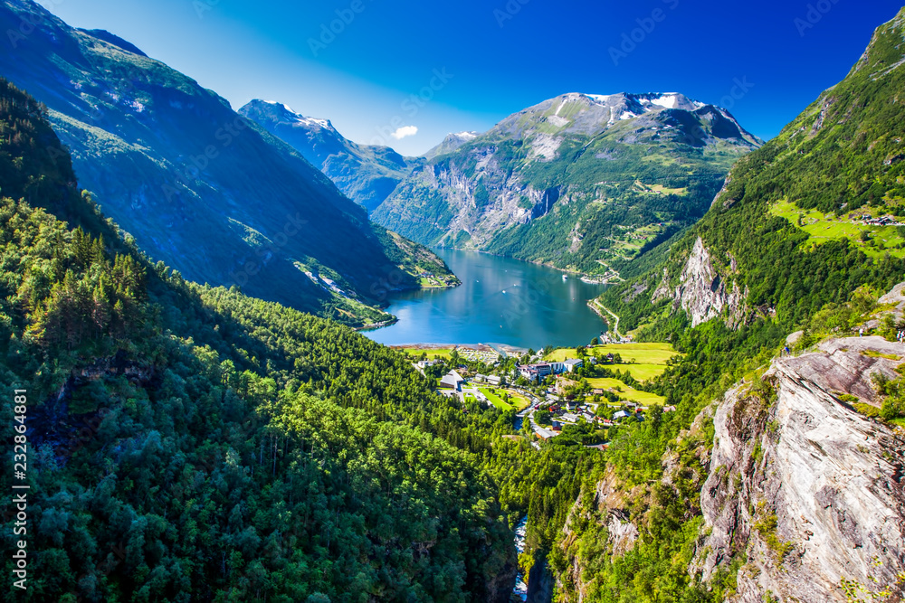 Obraz premium Widok na Geirangerfjord w Norwegii, Europie.