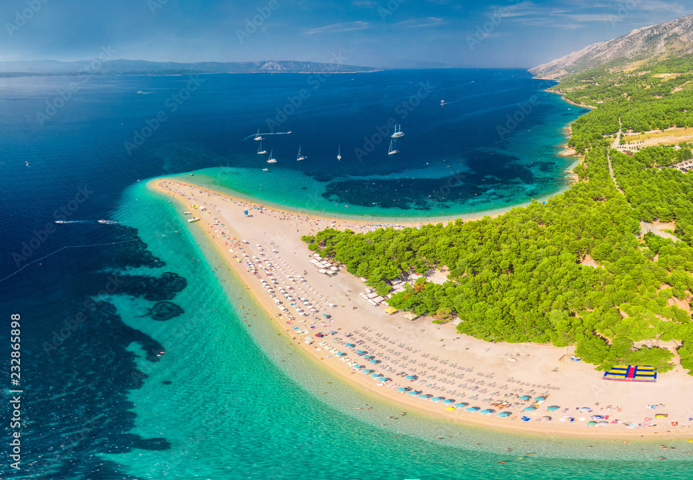 Fototapeta premium Sławna Zlatni szczura plaża w Bol, wyspa Brac, Chorwacja, Europa