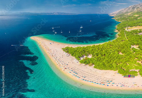 Fototapeta Naklejka Na Ścianę i Meble -  Famous Zlatni rat beach in Bol, Island Brac, Croatia, Europe