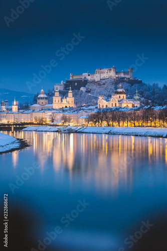 Obraz na płótnie Salzburg old town at twilight in winter, Austria w salonie