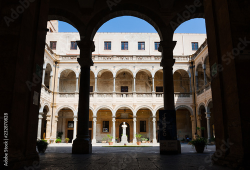 Obraz na płótnie Palermo, Sicily, August 2018 - Courtyard of Collegio Massimo dei Gesuiti w salonie