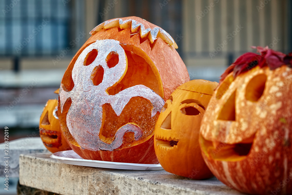 zucche intagliate e decorate per la festa di halloween Stock Photo | Adobe  Stock