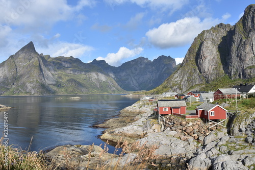 Hamnøy, Reine, Lofoten, Fischerdorf, Lilandstinden, Felswand, Haus, Rorbu, Ebbe, Meer, Küste, Felsküste, Siedlung, Fels, Molhøgtinden, Mast, Lichtmast, Moskenes photo