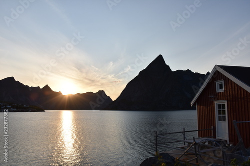 Moskenesøy, Moskenes, Reine, Reinefjorden, Fjord, Sonnenuntergang, Abendrot, Dämmerung, Nacht, Dunkelheit, Sonne, Silhouette, Rorbu, Licht, Brücke, photo