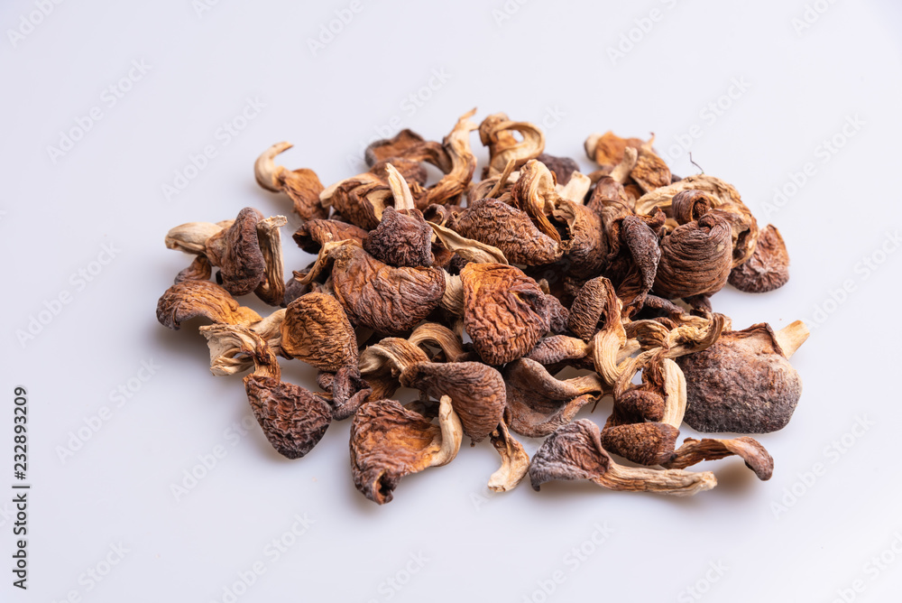 Obraz premium Dehydrated shimeji, dried mushrooms on white background, angle view, copy space, soft light