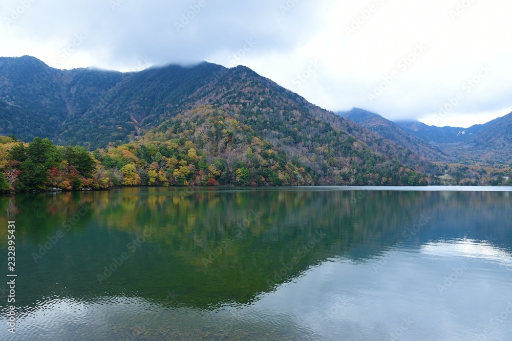 奥日光湯ノ湖の秋の情景
