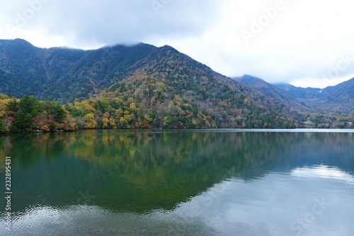 奥日光湯ノ湖の秋の情景