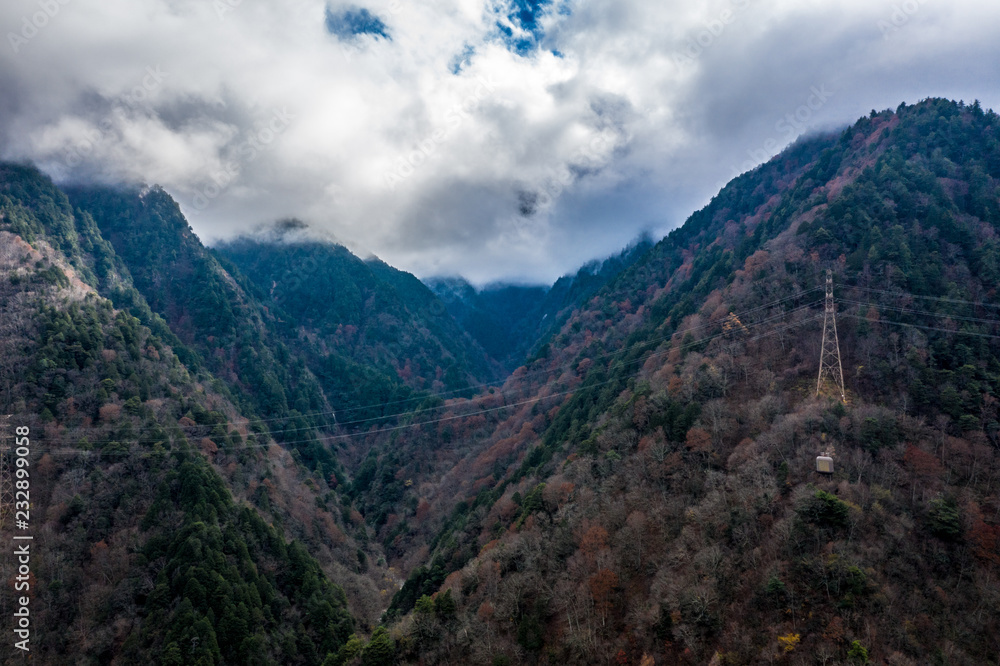 Fototapeta premium 長野県大町市の高瀬渓谷のダム湖の山_01