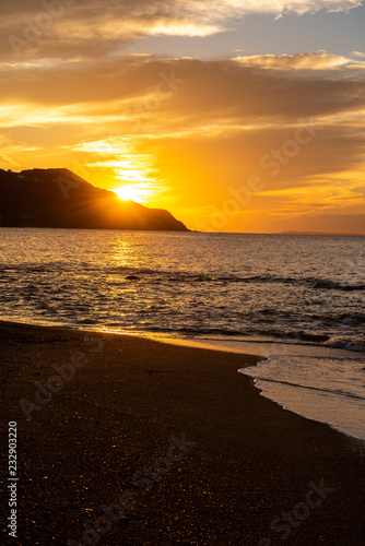 夕陽の沈む海岸