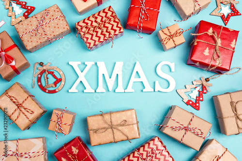 Cuadro en lienzo Christmas background with many gift boxes on blue.