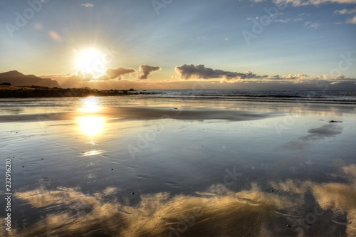 Norwegen, Lofoten, Ramberg, Flakstad, Sonnenuntergang, Abendrot, Sonne, Wolken, Strand, Skagsanden, Sandstrand, Sand, Ebbe, Spiegelbild, glatt, Struktur, Vareidsundet, photo