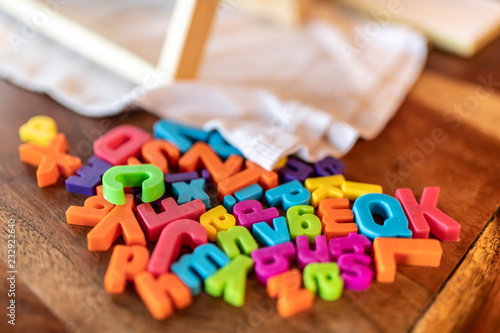 Lettere e caratteri multicolori sparsi su un tavolo photo