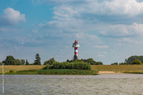 Leuchtturm Bielenberg am Deich an der Elbe