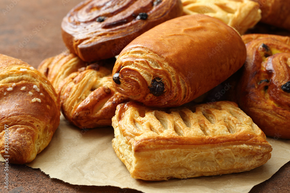pasticceria dolci cornetti ciambelle e strudel su tavolo marrone pasticceria dolci cornetti ciambelle e strudel su tavolo marrone