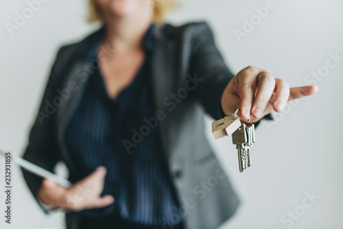 Фотография Real estate agent handing over the keys