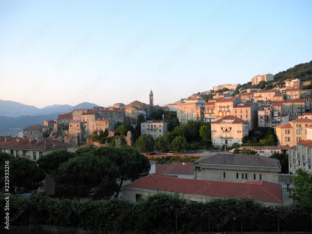 Sartène Panorama auf Korsika, zur Abendstunde 