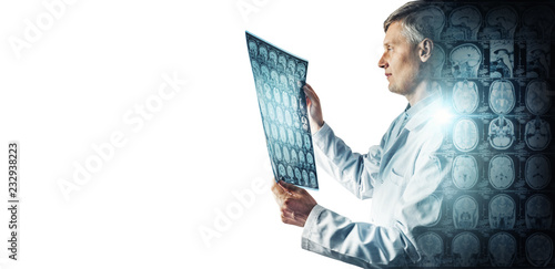 Photos Silhouette of the doctor on the background of CT scan with brain
