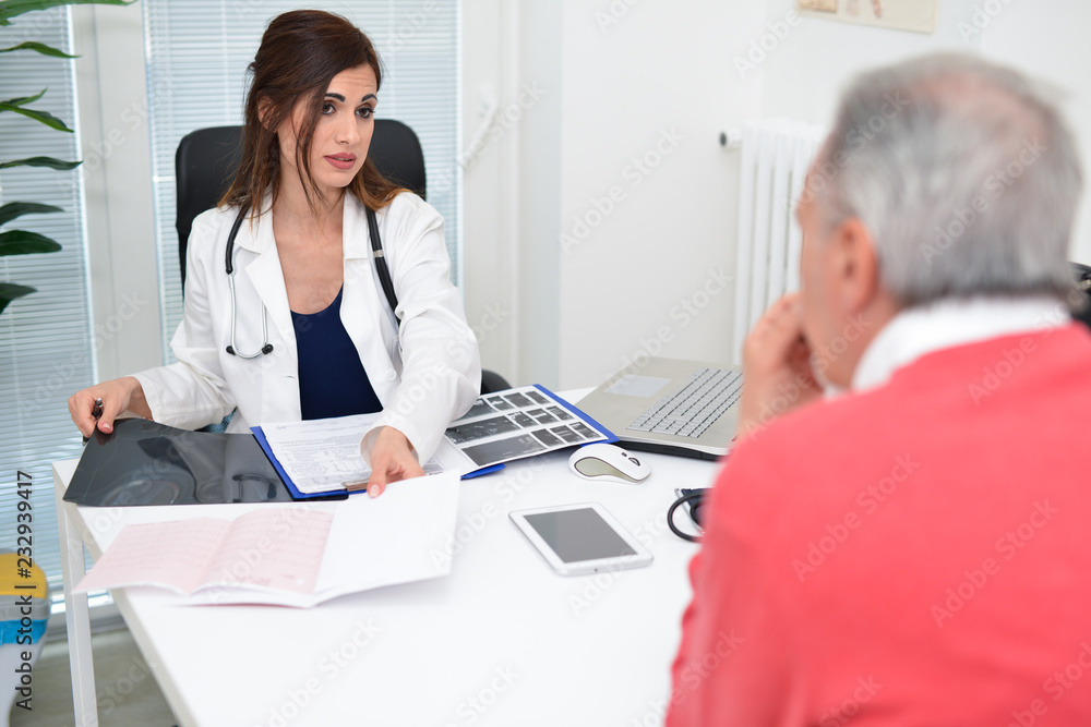 Obraz premium Doctor talking to her patient