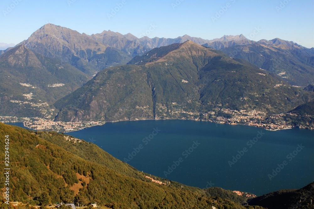 Zauberhafte Alpenkulisse am Lario / Blick vom Monte Grona über den Comer See zum Monte Legnone